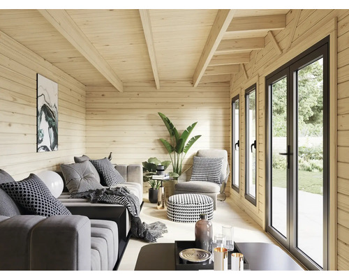 Intérieur d'une maison en bois avec fenêtres, sièges et éléments décoratifs.