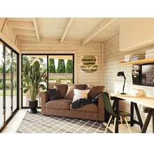 Salon avec canapé, bureau et décoration dans une maison en bois.