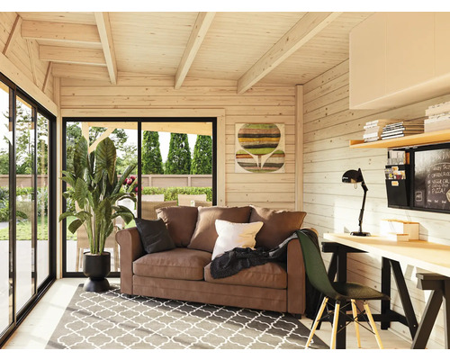 Salon avec canapé, bureau et décoration dans une maison en bois.