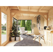 Pavillon de jardin lumineux avec revêtement en bois, fauteuil de lecture, bureau et plantes pour l'espace jardin