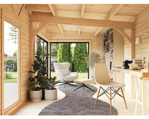 Intérieur de maison en bois clair avec fauteuils, bureau et plantes pour le jardin.