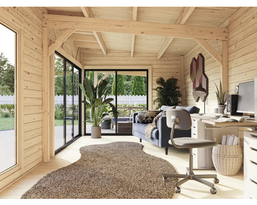 Pièce en bois clair avec bureau, chaise de bureau, canapé et tapis