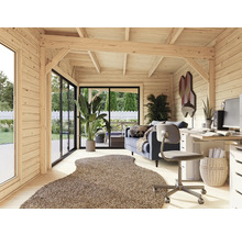 Vue intérieure d'une cabane de jardin avec bureau, chaise de bureau et canapé