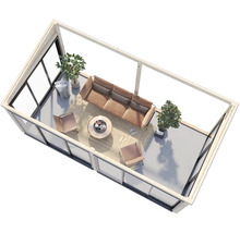 Vue intérieure d'une maison d'été lumineuse avec meubles et plantes