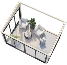 Vue intérieure d'une cabane de jardin moderne avec des sièges, des jardinières et de grandes fenêtres.