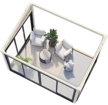 Aperçu d'un salon de jardin moderne avec des fauteuils, une table et des plantes dans une serre