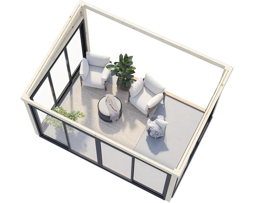 Salon de jardin lumineux avec fauteuils, table et plantes