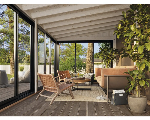 Véranda lumineuse avec meubles en bois, grande fenêtre et plancher en bois