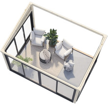 Vue d'ensemble d'une tonnelle de jardin avec deux fauteuils, une table et des plantes.