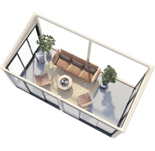 Idée d'aménagement pour une maison de jardin avec canapé, table, chaises et plantes