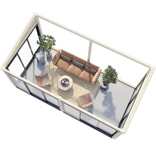 Vue intérieure d'une maison de jardin moderne avec canapé, fauteuils, table et plantes