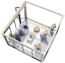 Espace de jardin lumineux avec façade en verre et structure en poutres de bois, aménagé avec un canapé, une table et des chaises