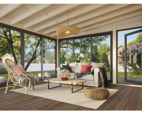 Salon avec canapé, fauteuil, table et vue sur le jardin