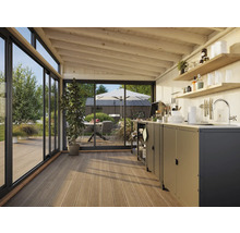 Véranda lumineuse avec portes coulissantes, plancher en bois et cuisine extérieure