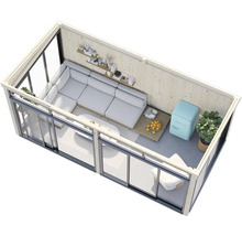 Vue intérieure d'une cabane de jardin avec canapé, table et réfrigérateur.