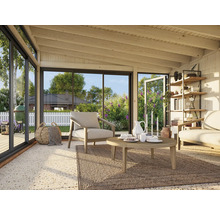 Salon lumineux avec mobilier en bois, étagères et vue sur le jardin à travers de grandes fenêtres