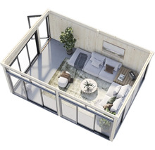 Maison de jardin en bois avec coin salon, canapés, table, tapis et plantes d'intérieur