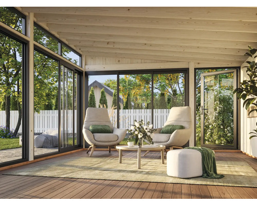 Pièce lumineuse avec deux fauteuils, table, tabouret, tapis et grandes fenêtres