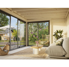 Salon lumineux avec vue sur le jardin, canapé, fauteuil et mobilier de terrasse