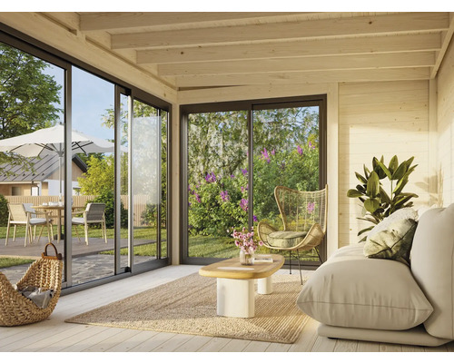 Salon lumineux avec grande fenêtre, canapé, fauteuil et vue sur le jardin