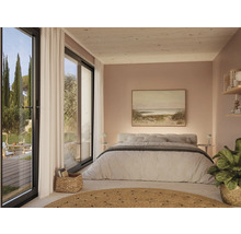 Chambre lumineuse avec lit double, tableau et grandes fenêtres donnant sur le jardin