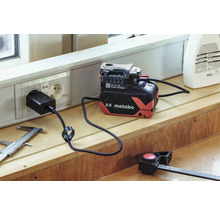 Chargeur de batterie Metabo avec câble d'alimentation branché sur une prise