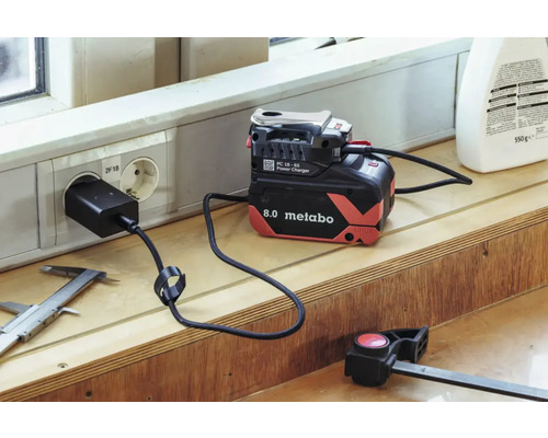 Chargeur de batterie Metabo avec câble d'alimentation branché sur une prise