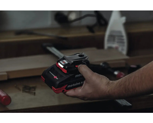 Batterie rechargeable Metabo 4.0 en main