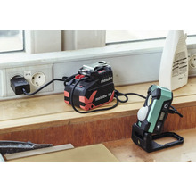 Chargeur de batterie Metabo et projecteur de chantier sans fil sur un établi