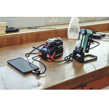 Powerbank à batterie Metabo chargeant un smartphone et une lampe LED