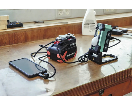 Powerbank à batterie Metabo chargeant un smartphone et une lampe LED