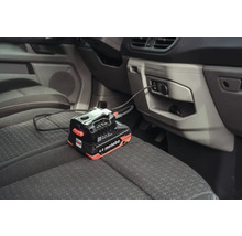 Chargeur de batterie Metabo branché à l'intérieur d'un véhicule