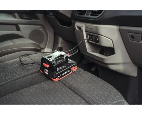 Chargeur de batterie Metabo branché à l'intérieur d'un véhicule