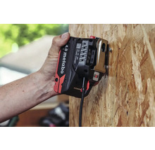 Chargeur Metabo fixé sur une surface en bois