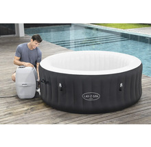 Aufblasbarer Lay-Z-Spa Miami Whirlpool mit Mann im Garten