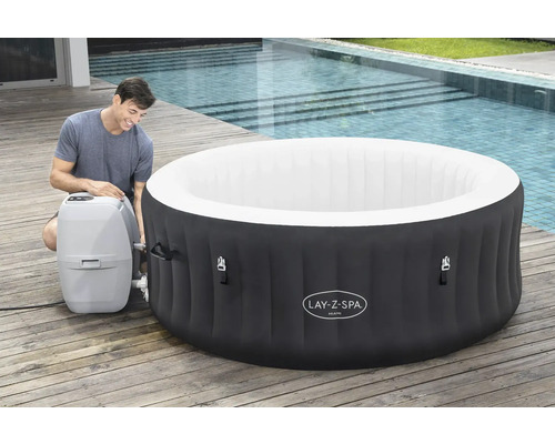 Aufblasbarer Lay-Z-Spa Miami Whirlpool mit Mann im Garten