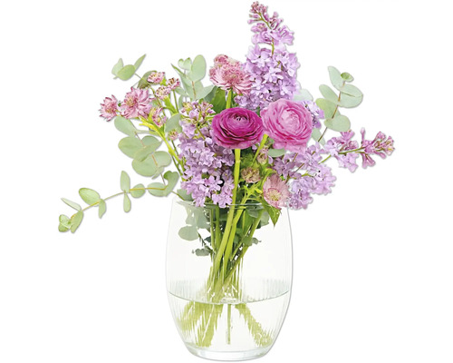 Blumenstrauss mit Ranunkeln und Flieder in einer Glasvase