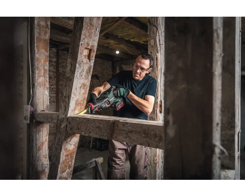 Artisan coupant des poutres en bois avec une scie sabre Metabo