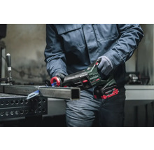 Une personne coupe un tube métallique avec une scie sabre Metabo.