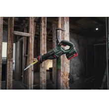 Scie sabre sans fil Metabo dans une scène de chantier.