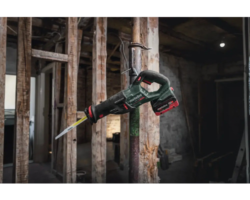 Scie sabre sans fil Metabo dans une scène de chantier.