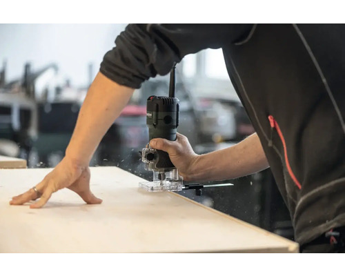 Personne travaillant avec une défonceuse sur une pièce