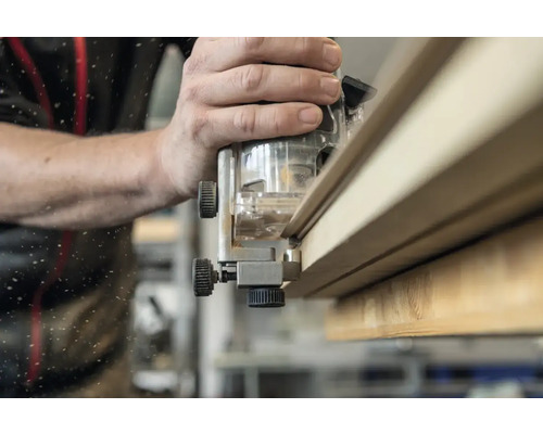 Artisan travaillant le bois avec une défonceuse