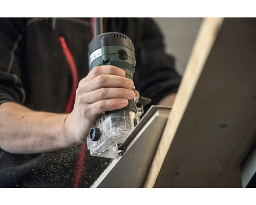 Une défonceuse est utilisée pour le travail du bois.