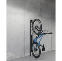 Vélo fixé à un support mural