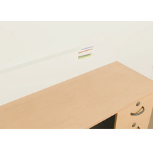 Bureau avec passage de câbles au mur