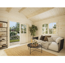 Vue intérieure d'une maison de jardin lumineuse avec canapé, table et étagères