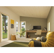 Heller Arbeitsbereich mit Schreibtisch, Bürostuhl und dekorativen Elementen in einem Haus mit Holzboden und Zimmerdecke.