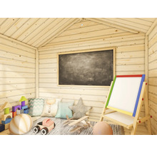 Intérieur d'une maisonnette avec tableau noir, chevalet et jouets