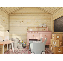 Intérieur de cabane de jeu avec cuisine jouet, tableau noir, coffres à jouets et chaise d'enfant